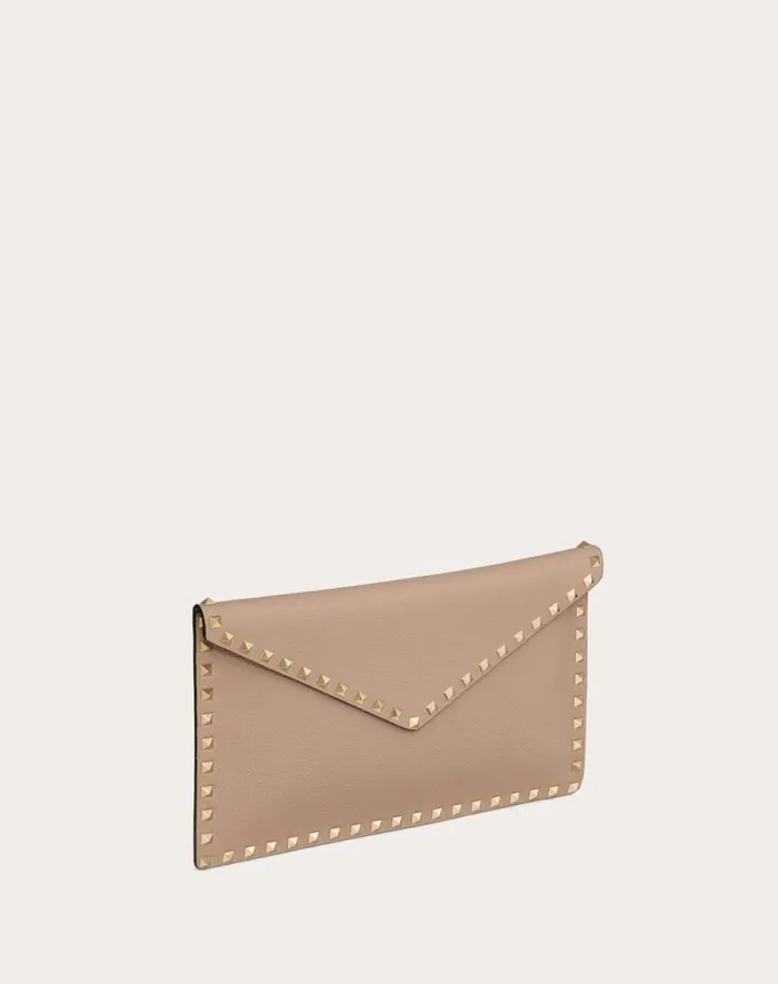 Valentino Mini Bags Woman Rockstud Grainy Calfskin Envelope Pouch For Woman In Poudre Poudre Valentino Mini Bags Woman Rockstud Grainy Calfskin Envelope Pouch For Woman In Poudre Poudre