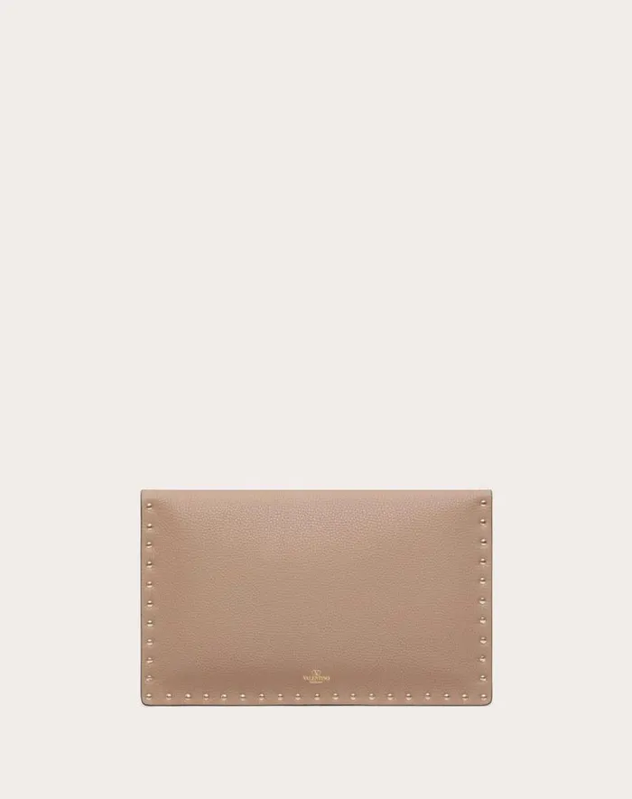 Valentino Mini Bags Woman Rockstud Grainy Calfskin Envelope Pouch For Woman In Poudre Poudre Valentino Mini Bags Woman Rockstud Grainy Calfskin Envelope Pouch For Woman In Poudre Poudre