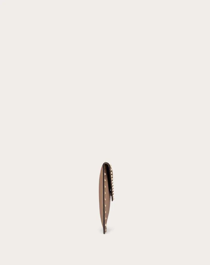 Valentino Mini Bags Woman Rockstud Grainy Calfskin Envelope Pouch For Woman In Poudre Poudre Valentino Mini Bags Woman Rockstud Grainy Calfskin Envelope Pouch For Woman In Poudre Poudre