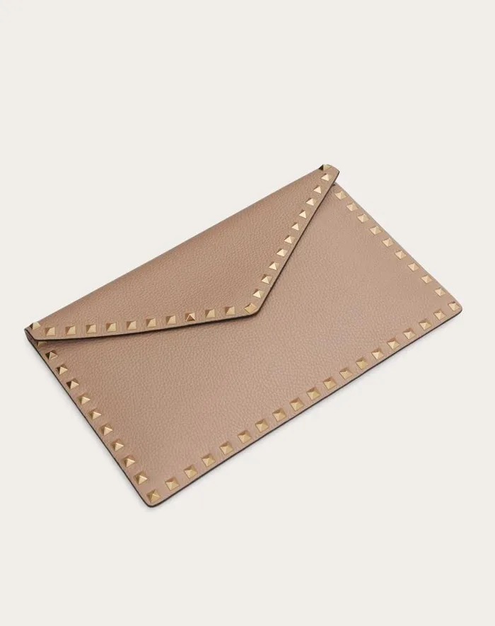 Valentino Mini Bags Woman Rockstud Grainy Calfskin Envelope Pouch For Woman In Poudre Poudre Valentino Mini Bags Woman Rockstud Grainy Calfskin Envelope Pouch For Woman In Poudre Poudre