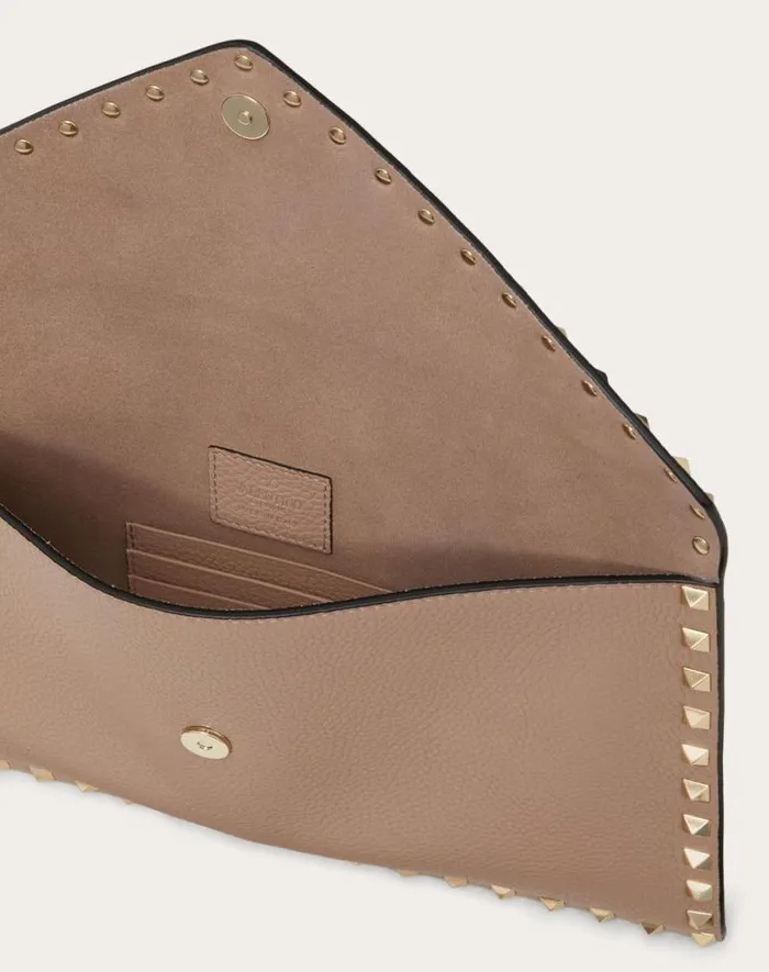 Valentino Mini Bags Woman Rockstud Grainy Calfskin Envelope Pouch For Woman In Poudre Poudre Valentino Mini Bags Woman Rockstud Grainy Calfskin Envelope Pouch For Woman In Poudre Poudre