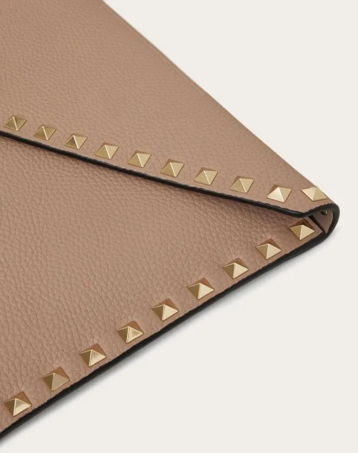 Valentino Mini Bags Woman Rockstud Grainy Calfskin Envelope Pouch For Woman In Poudre Poudre Valentino Mini Bags Woman Rockstud Grainy Calfskin Envelope Pouch For Woman In Poudre Poudre