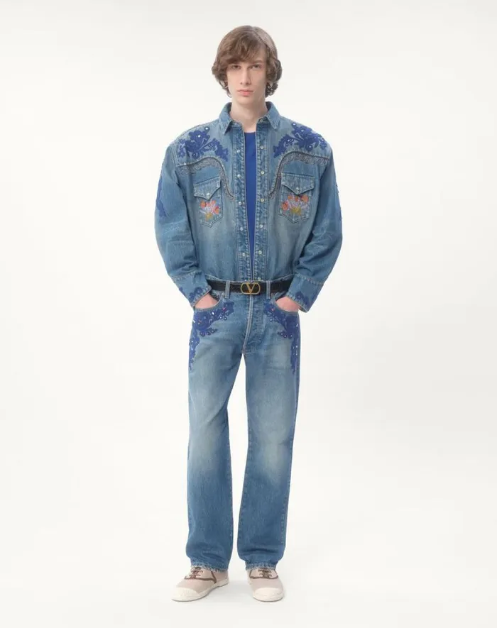 Valentino Tshirts And Sweatshirts Man Cotton Tshirt With Vlogo Patch For Man In Blue Blue Valentino Tshirts And Sweatshirts Man Cotton Tshirt With Vlogo Patch For Man In Blue Blue