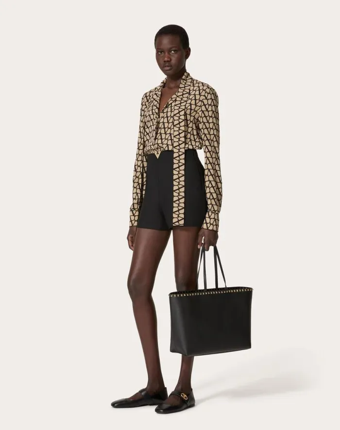 Valentino Totes Woman Rockstud Grainy Calfskin Tote Bag For Woman In Poudre Poudre Valentino Totes Woman Rockstud Grainy Calfskin Tote Bag For Woman In Poudre Poudre