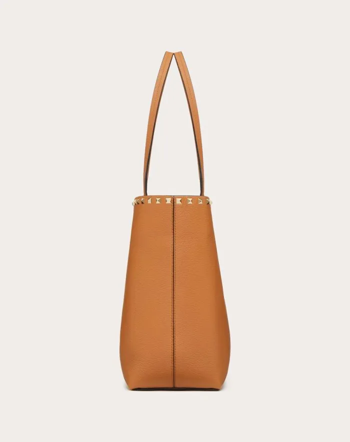 Valentino Totes Woman Rockstud Grainy Calfskin Tote Bag For Woman In Poudre Poudre Valentino Totes Woman Rockstud Grainy Calfskin Tote Bag For Woman In Poudre Poudre