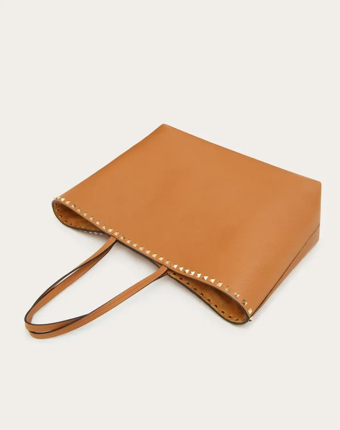 Valentino Totes Woman Rockstud Grainy Calfskin Tote Bag For Woman In Poudre Poudre Valentino Totes Woman Rockstud Grainy Calfskin Tote Bag For Woman In Poudre Poudre