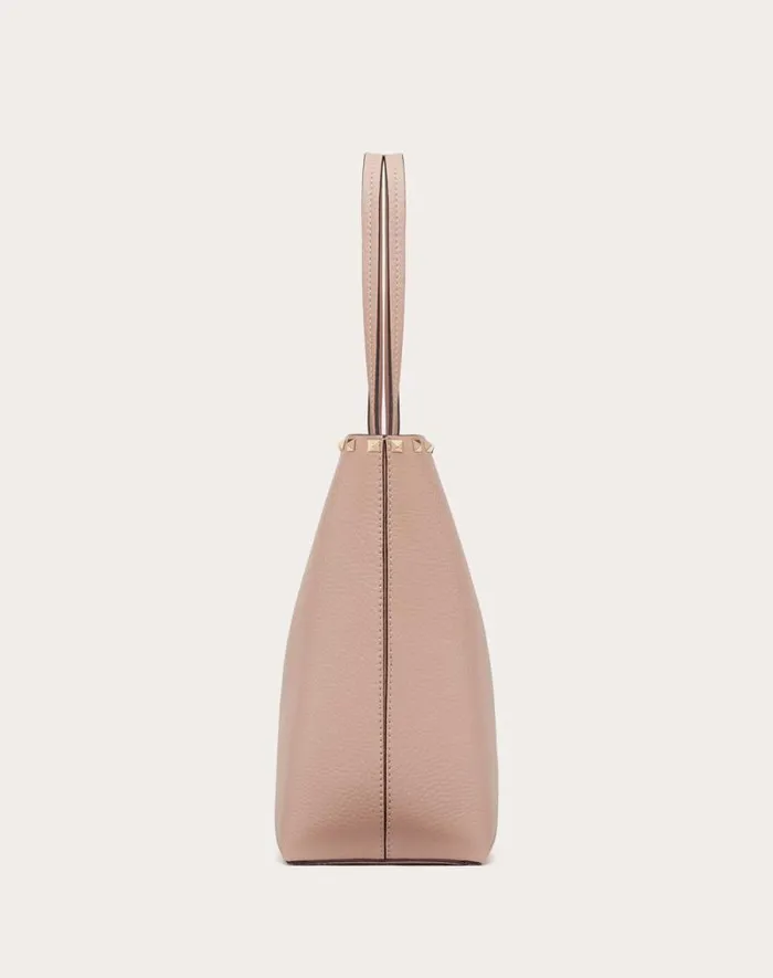 Valentino Totes Woman Rockstud Grainy Calfskin Tote Bag For Woman In Poudre Poudre Valentino Totes Woman Rockstud Grainy Calfskin Tote Bag For Woman In Poudre Poudre
