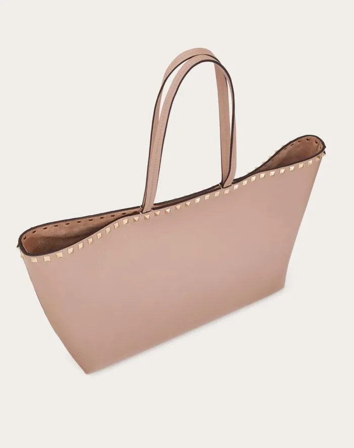 Valentino Totes Woman Rockstud Grainy Calfskin Tote Bag For Woman In Poudre Poudre Valentino Totes Woman Rockstud Grainy Calfskin Tote Bag For Woman In Poudre Poudre