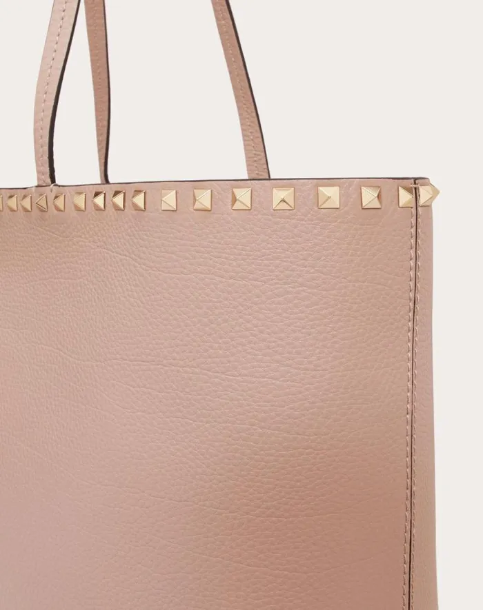 Valentino Totes Woman Rockstud Grainy Calfskin Tote Bag For Woman In Poudre Poudre Valentino Totes Woman Rockstud Grainy Calfskin Tote Bag For Woman In Poudre Poudre