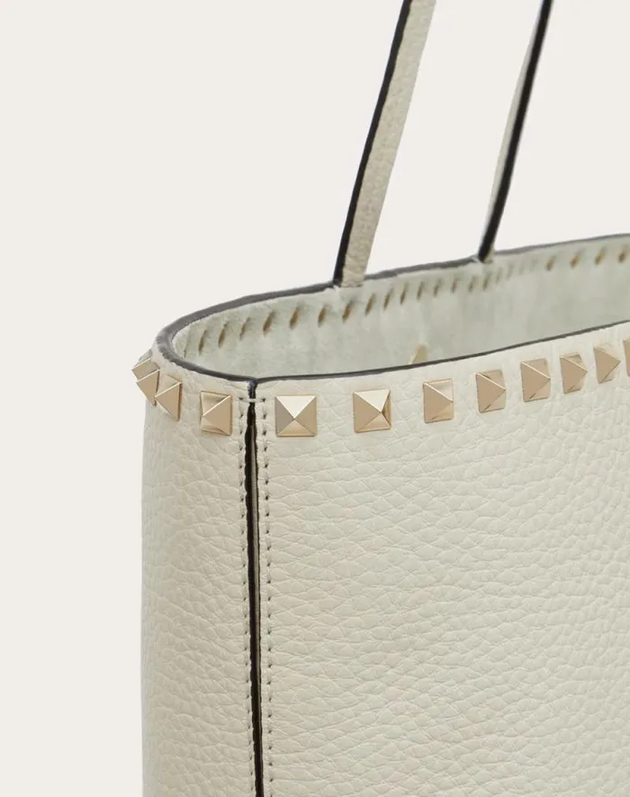Valentino Totes Woman Rockstud Grainy Calfskin Tote Bag For Woman In Poudre Poudre Valentino Totes Woman Rockstud Grainy Calfskin Tote Bag For Woman In Poudre Poudre