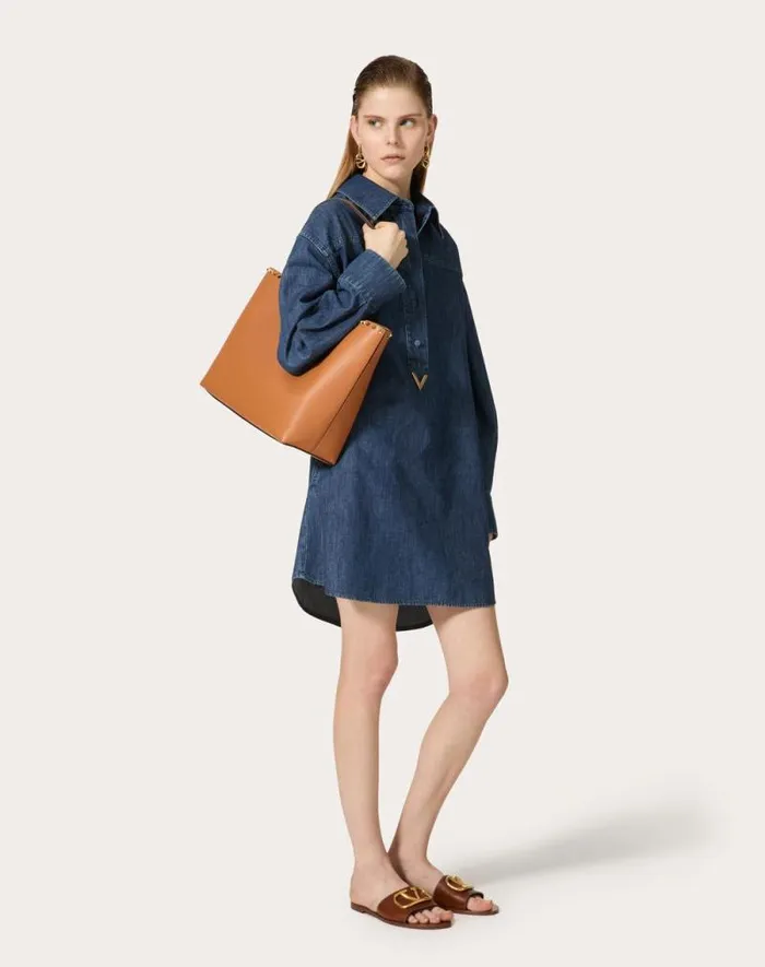 Valentino Totes Woman Rockstud Grainy Calfskin Tote Bag For Woman In Poudre Poudre Valentino Totes Woman Rockstud Grainy Calfskin Tote Bag For Woman In Poudre Poudre