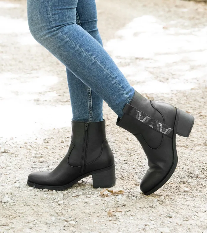 Women Baretraps Booties Covina Block Heel Bootie Black