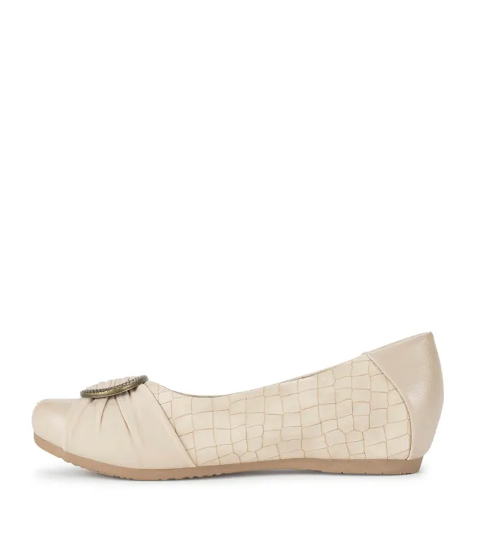 Women Baretraps Flats and Loafers Mabely Flat Milkyway